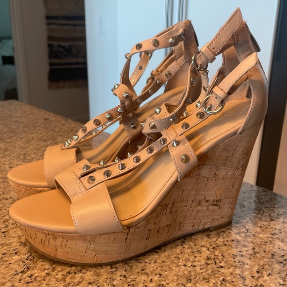 New Marc Fisher “Lorda” Spiked Wedges - Picture 4 of 6